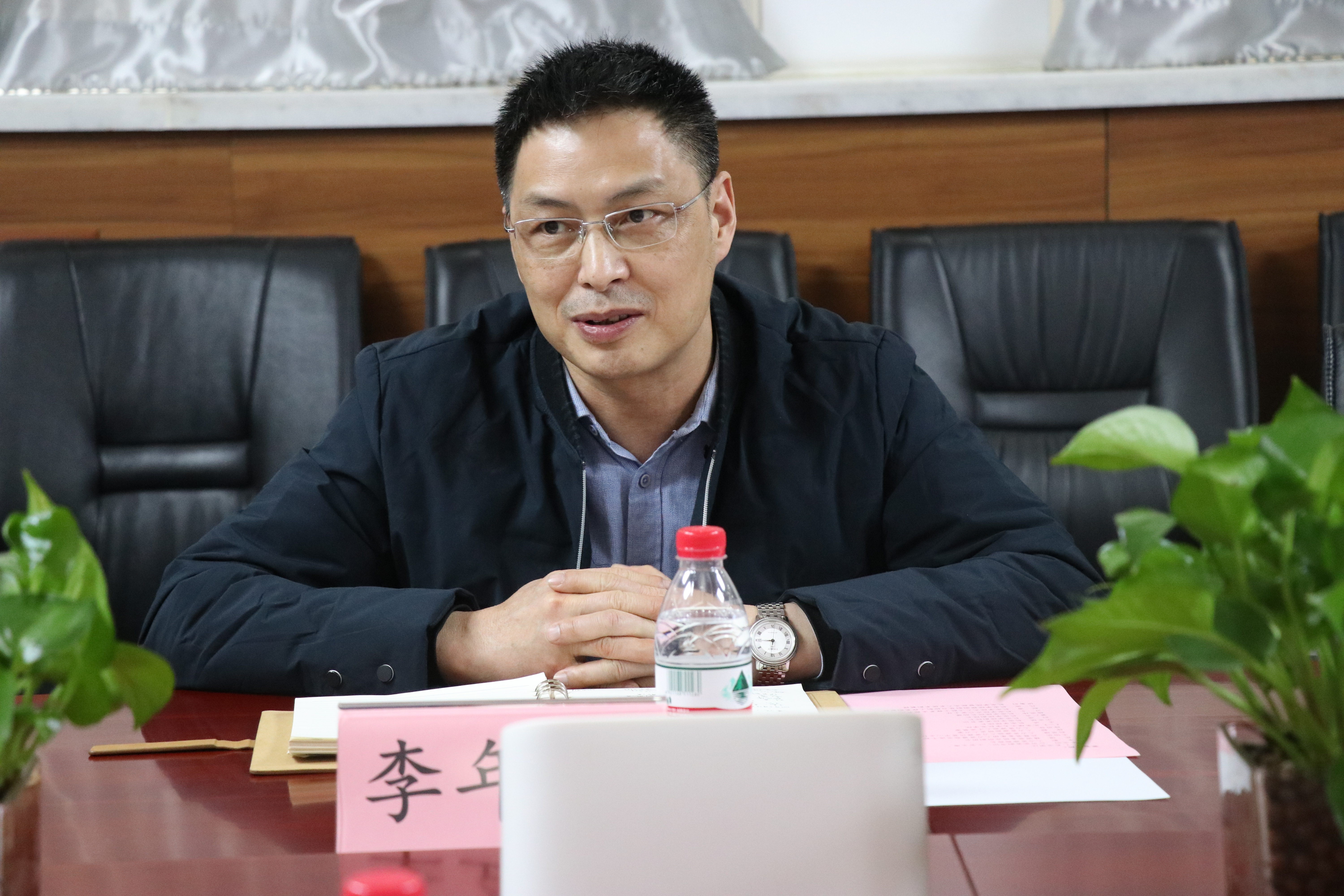黄色仓库