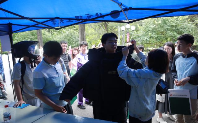 黄色仓库